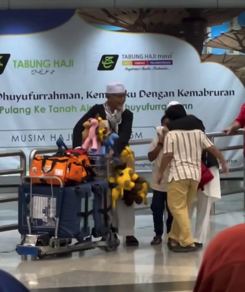“Ayah Memang Terkenal Dengan Sikap Bersedekah…” – Atuk Pulang Haji Bawa 15 Patung Unta Untuk Cucu